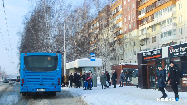 Остановки практически всё время наполнены людьми. Неудивительно, ведь тут живет почти 30 тысяч человек | Источник: Александр Левчук / NGS42.RU