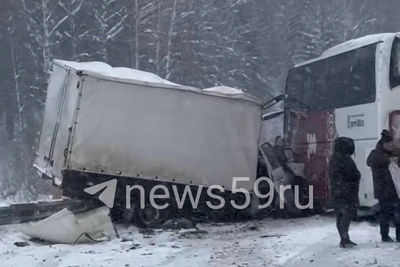 «Газель» влетела в автобус под Березниками, погиб водитель