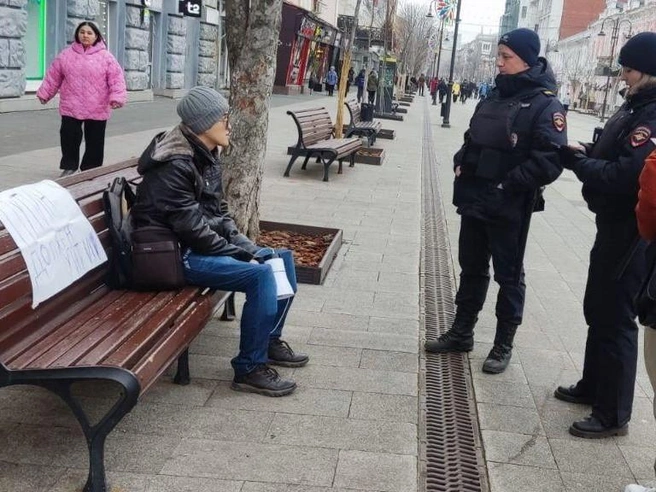 В Саратове на проспекте Столыпина задержали мужчину с плакатом и мегафоном | Источник: Наш Маркс / Telegram