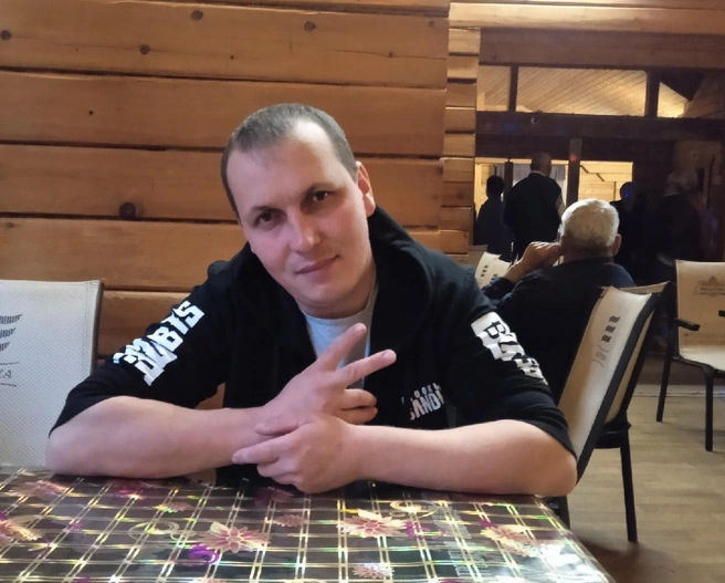 Мать сварщика не стала вступаться за сына. Выглядит так, будто такими новостями её не удивить | Источник: соцсети Дениса Якимова