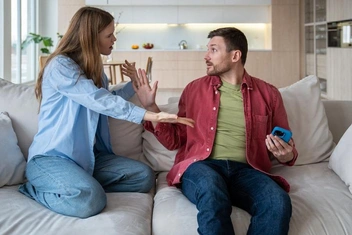 «Муж общается с бывшей, даже отправлял ей цветы. Что между ними: дружба или все еще любовь?»