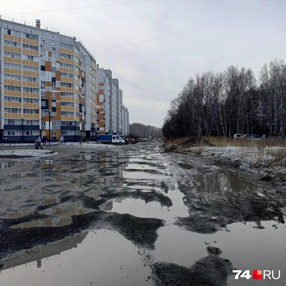 По Клайна ездят и грузовики, разбивая и без того плохую дорогу  | Источник: читатель 74.RU