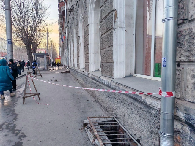 Вблизи здания расположена остановка общественного транспорта | Источник: источник: читатель издания