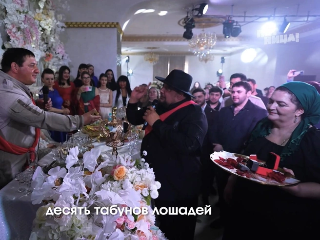 На подносе лежат дорогие кольца и деньги | Источник: weddings.friday.ru
