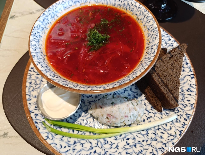 Любое заведение, в меню которого есть борщ и котлеты, будет, скорее всего, отнесено к русской кухне | Источник: Стас Соколов / NGS.RU