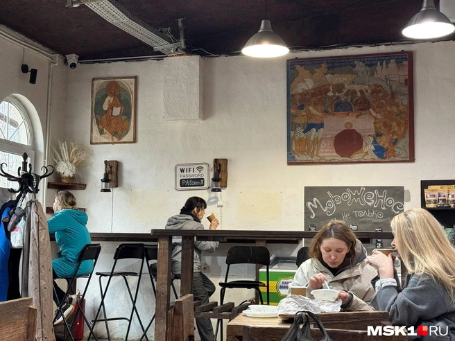 В трапезной есть и Wi-Fi с паролем «паломник» (на латинице). Листайте галерею | Источник: Анастасия Харитонова / MSK1.RU