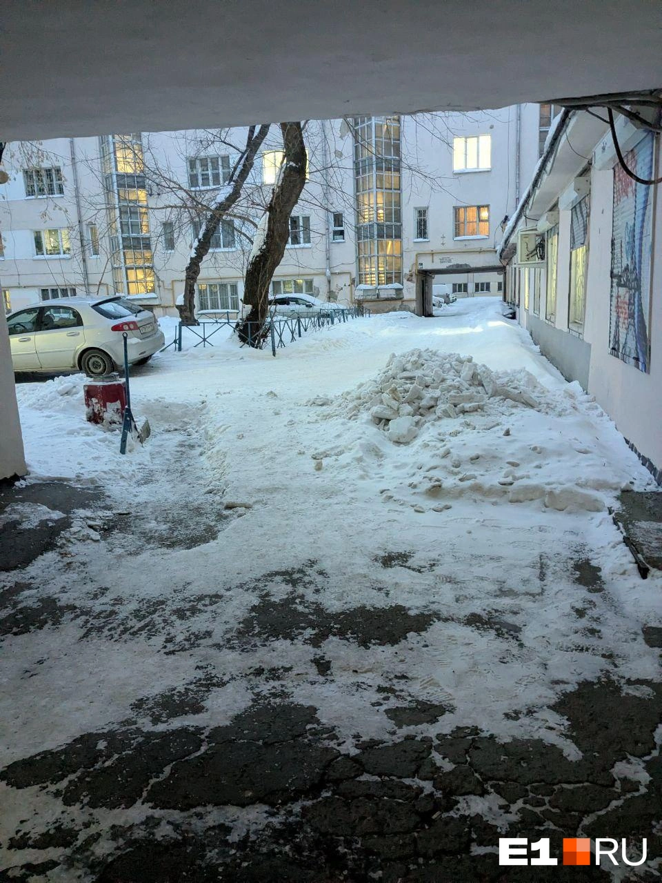 «Ленина, 52б, ни разу не убирали за зиму, УК ждет, когда растает. Жители пишут везде, каждую неделю, но реакции нет ни от какой контролирующей организации»,&nbsp;— передает читатель | Источник: читатель E1.RU