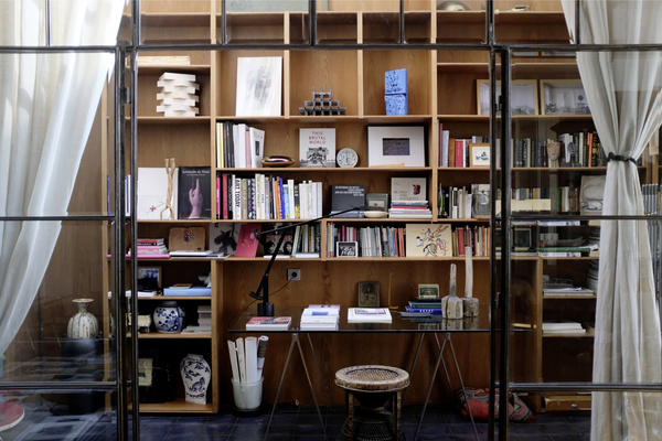 Стеллаж во всю стену: 35+ удачных идей | myDecor