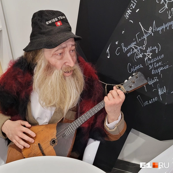 А в самом музее недавно появилась реалистичная скульптура «Б. У. Кашкин — уральский панк-скоморох» | Источник: Александр Ашбель / E1.RU