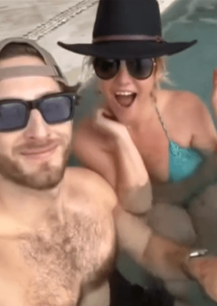 Нашла нового Сэма Асгари: Бритни Спирс флиртует со своим менеджером на свидании в бассейне