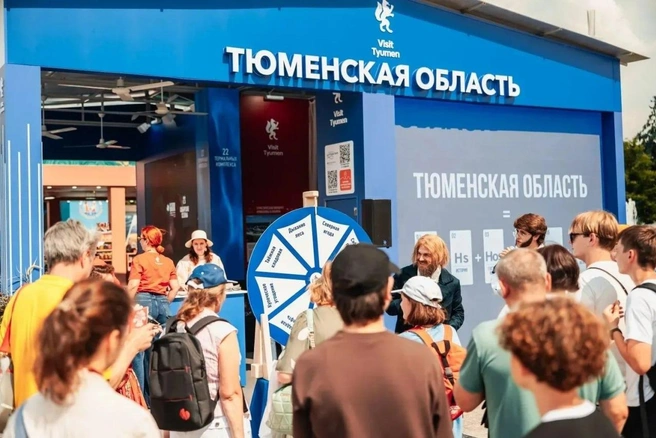 Гостей на форуме угощали конфетами и знакомили с инструментами Тобольска | Источник: пресс-служба правительства Тюменской области