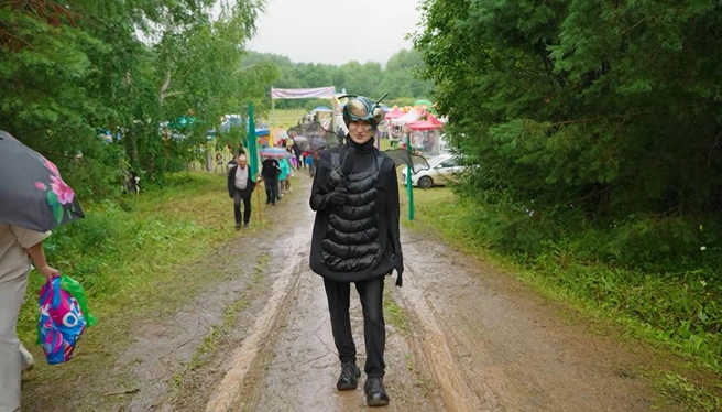 Блогер приехала на сельский праздник в костюме мухи | Источник: НАЕЗДНИЦА САТИРЫ / YouTube