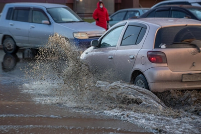 В Томске перекрыли участок улицы из-за разлива реки