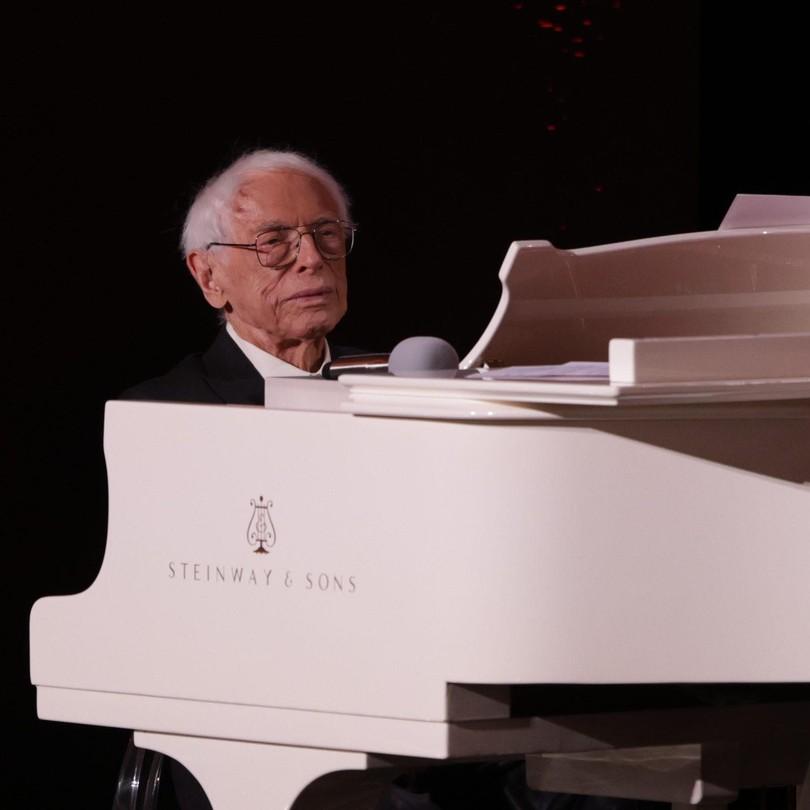 Александр Зацепин отмечает 100-летие в Кремле со звездами, которых выбрал сам: заводной Буйнов, Алсу с каре, облитый духами Билан