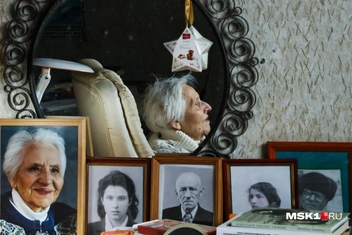 Галина Николаевна бережно хранит фотографии близких родственников | Источник: Артем Устюжанин / MSK1.RU