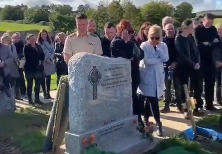 Ирландец перед смертью решил повеселить близких и спрятал у могилы запись со своими загробными криками (видео)