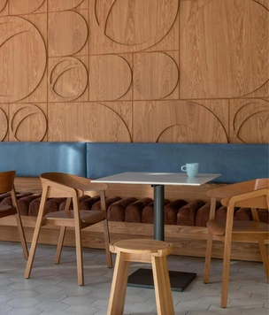 Дерево и голубой: кафе «Три орешка» в Ростове-на-Дону