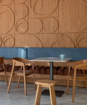 Дерево и голубой: кафе «Три орешка» в Ростове-на-Дону