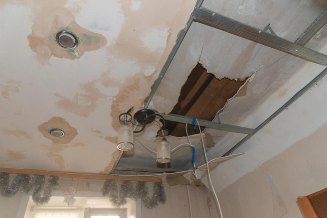 Потолок в месте прорыва на втором этаже | Источник: Иван Митюшёв / 29.RU 