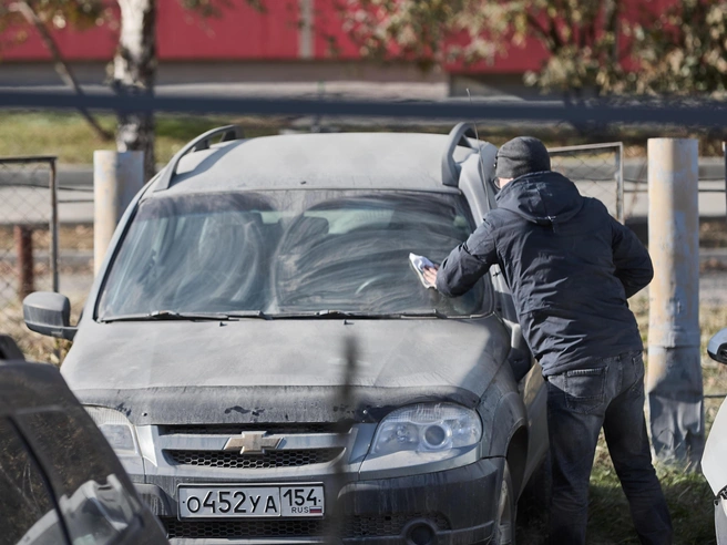 Владельцам автомобилей приходится прилагать усилия для очистки транспорта перед поездкой. | Источник: Александр Ощепков