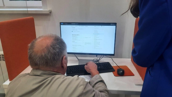 А тут пожилому мужчине помогают составить резюме | Источник: Виктор Лучкин / «ИрСити»