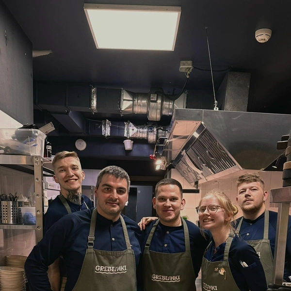 Пермяк с командой ресторана Grebeshki | Источник: Григорий Хорошавцев / Vk.com