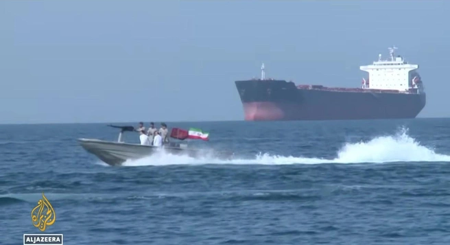 Иран атаковал авианосную группу USS Abraham Lincoln и крупный НПЗ в Кувейте. Война на Ближнем Востоке — день 35-й | Источник: Al Jazeera English / YouTube