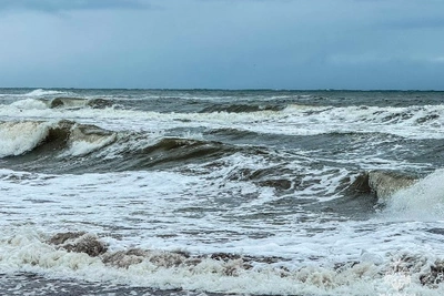 Семья тонула в море в Холмском районе: спасли женщину с ребёнком