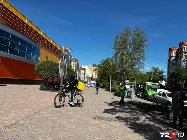 В среднем в популярных доставках за смену можно заработать от 1000 до 3500 рублей | Источник: Мария Токмакова / 72.RU