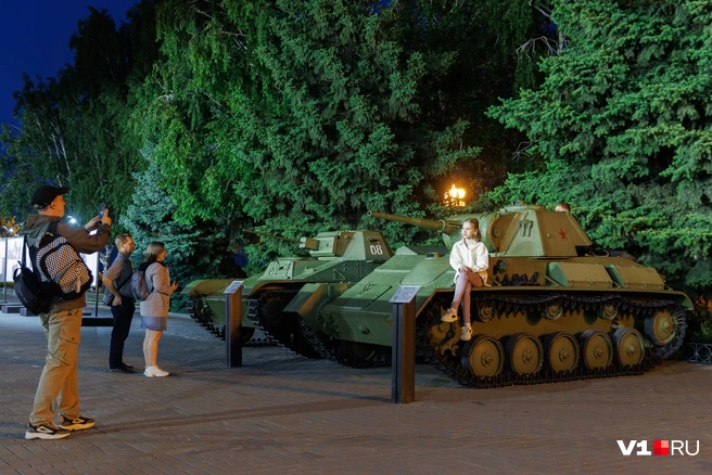 Военная техника привлекает внимание и маленьких гостей тоже | Источник: Алексей Волхонский / V1.RU
