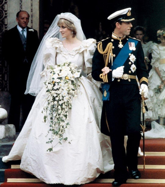 «Диана о нем так и не узнала»: дизайнер свадебного платья принцессы Уэльской раскрыла секрет, который она хранила 43 года