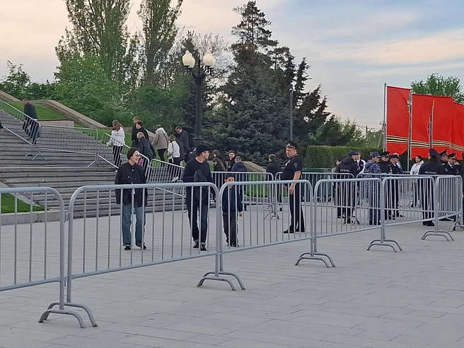 Для выходящих с оцепленной территории оставили узкий проход | Источник: Тимофей Крылов / V1.RU