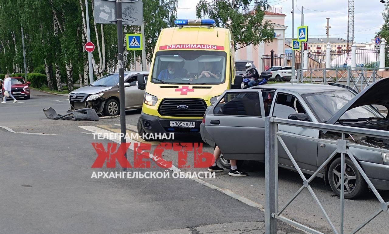 В Архангельске столкнулись два автомобиля: к ним приехала реанимация