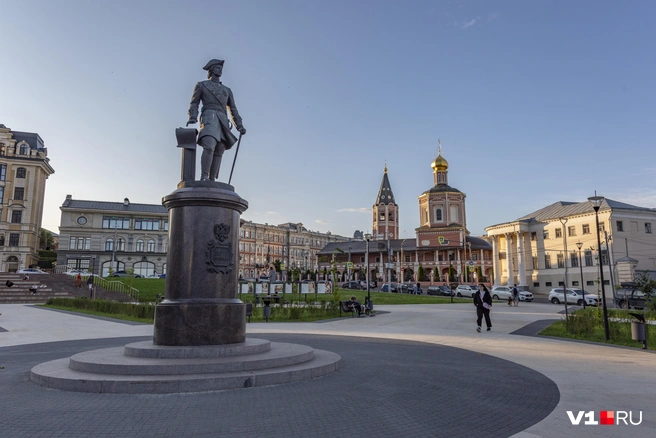 Бюст остался у скульптора после работы над памятником Петру Первому на одноименной площади Саратова | Источник: Константин Завриков / V1.RU