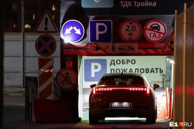 Парковка в ТЦ недавно стала платной, с тех пор там постоянно происходят скандалы | Источник: Городские медиа