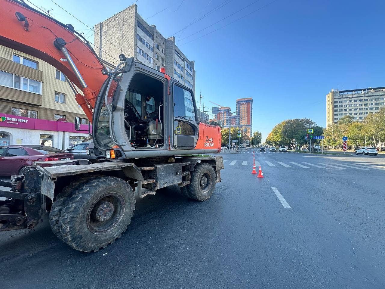 Экскаватор сбил ребенка в центре Тюмени — жуткое видео