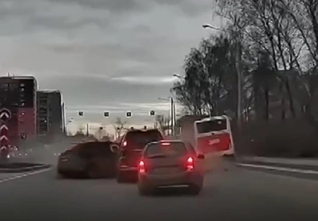 Вчера у Гознака произошло массовое ДТП с участием автобуса | Источник: ЧП Пермь / Telegram