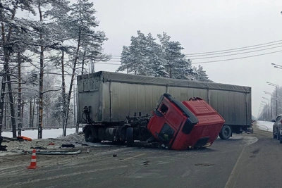 Фура перекрыла трассу «Кола» после столкновения с ограждением