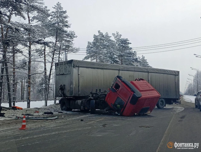 Фура перекрыла трассу «Кола», оторванная кабина валяется на дороге | Источник: Упрдор «Север-Запад»