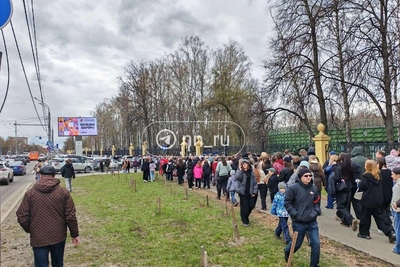 Толпы нижегородцев у входа в парк «Швейцария»
