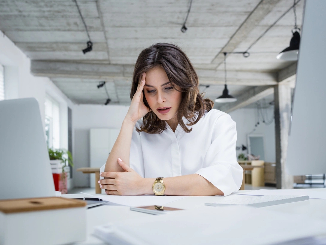 7 поступков, которые разрушат вашу репутацию на работе | marieclaire.ru