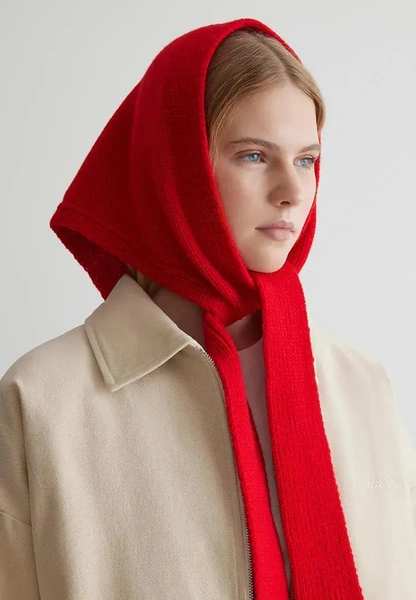 Шерстяная косынка — лучшая альтернатива шапкам (без вреда для прически)