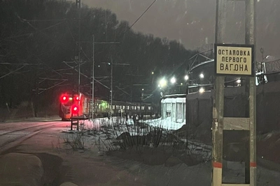 В Перми электричка высадила пассажиров в сугробы далеко от станции