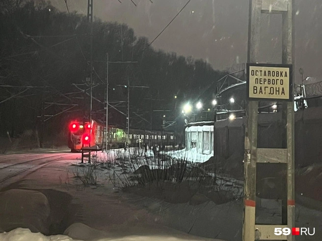 Электричка высадила людей через сто метров от станции | Источник: читатель 59.RU