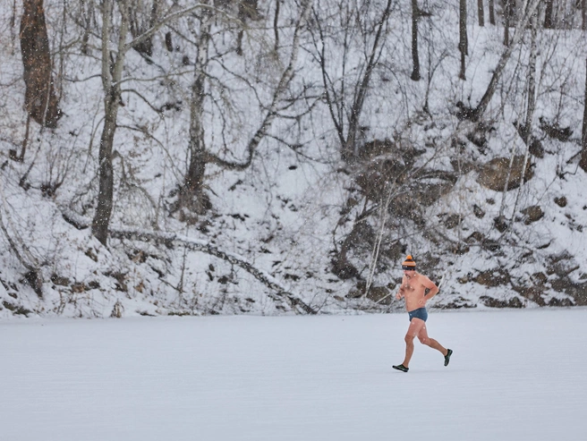 Перед погружением в воду участники выполняют разминку | Источник: Александр Ощепков / NGS.RU