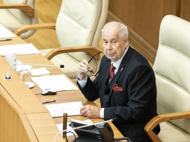 Николай Коробейников как самый старший депутат открывал заседание | Источник: Владислав Лоншаков / E1.RU