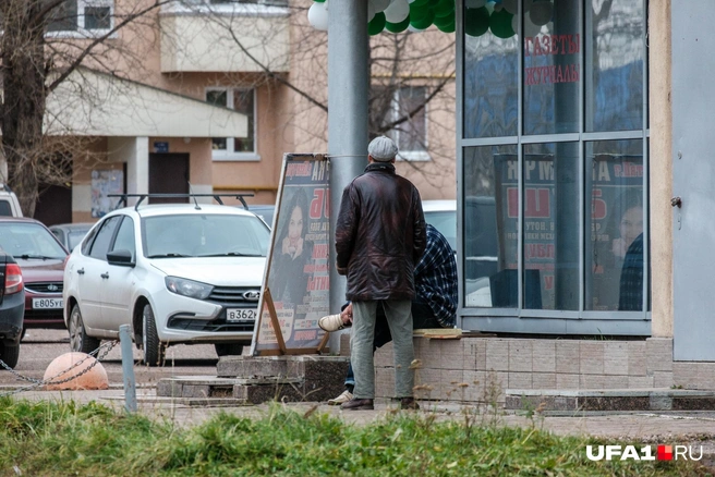 Возле магазина обтирают вопросики | Источник: Булат Салихов / UFA1.RU