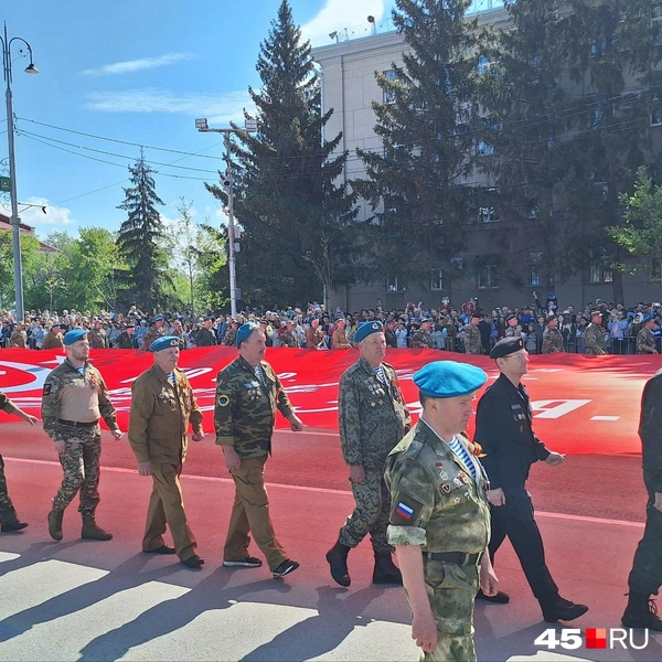 Участники СВО пронесли на параде Знамя Победы  | Источник: Александр Лисихин 