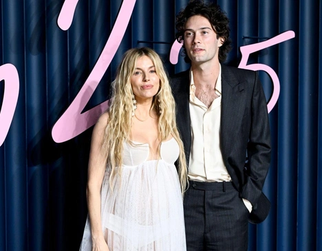 43-летняя Сиенна Миллер в прозрачном платье объявила о беременности от 28-летнего актера Оли Грина