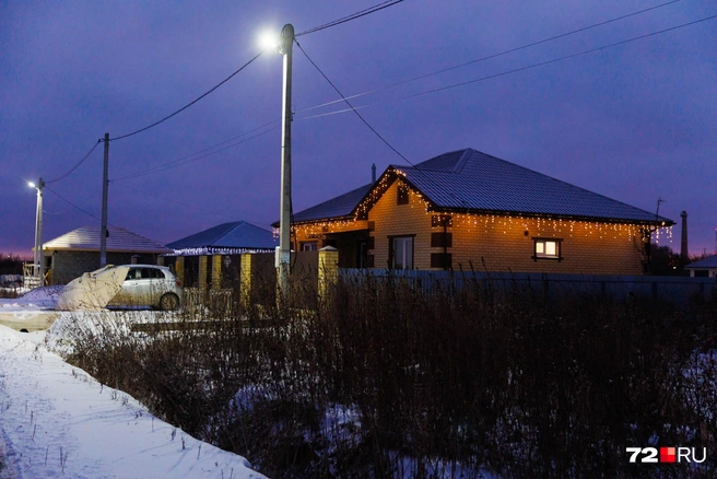 Кажется, сейчас в тренде уличная гирлянда золотого оттенка | Источник: Ирина Шарова / 72.RU